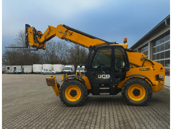 Телескопски натоварувач на тркала JCB