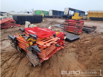 Градежна опрема Bundle of Plastic Pedestrian Safety Barriers (3 of), Bundle of Water Filled Barriers (1 of), Bog Mat (4 of), Staging Board (4 of), Bundle of Tracking Boards: слика 5