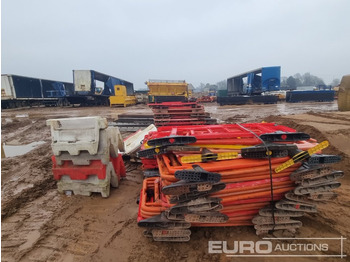 Градежна опрема Bundle of Plastic Pedestrian Safety Barriers (3 of), Bundle of Water Filled Barriers (1 of), Bog Mat (4 of), Staging Board (4 of), Bundle of Tracking Boards: слика 4