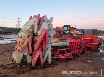 Градежна опрема Bundle of Water Filled Barriers (4 of), Bundle of Plastic Barriers (2 of): слика 5