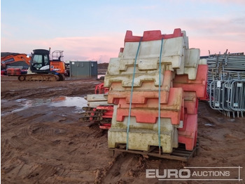 Градежна опрема Bundle of Water Filled Barriers (4 of), Bundle of Plastic Barriers (2 of): слика 4