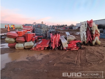 Градежна опрема Bundle of Water Filled Barriers (4 of), Bundle of Plastic Barriers (2 of): слика 2