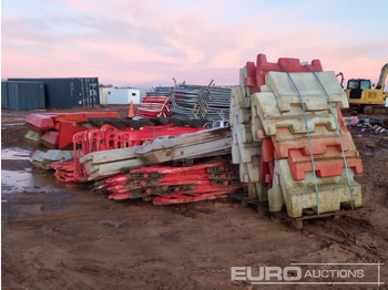 Градежна опрема Bundle of Water Filled Barriers (4 of), Bundle of Plastic Barriers (2 of): слика 3