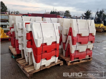 Градежна опрема Pallet of Water Filled Barriers (5 of): слика 5