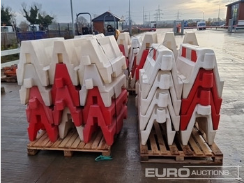 Градежна опрема Pallet of Water Filled Barriers (5 of): слика 4