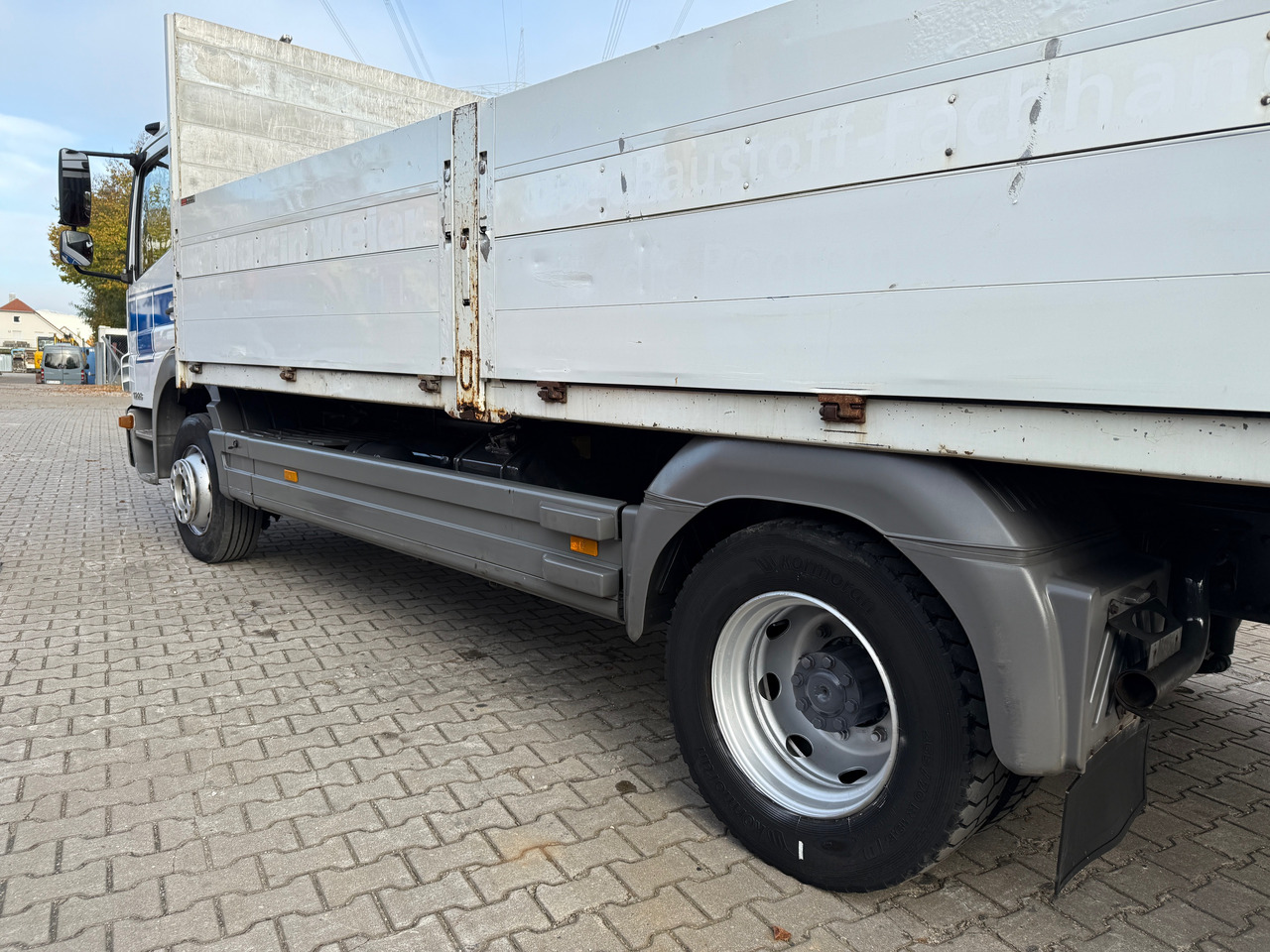 Камион со платформа, Камион со кран Mercedes-Benz 1228 Atego Pritsche+Kran Hiab 077 Funk Greifersteuerung: слика 21