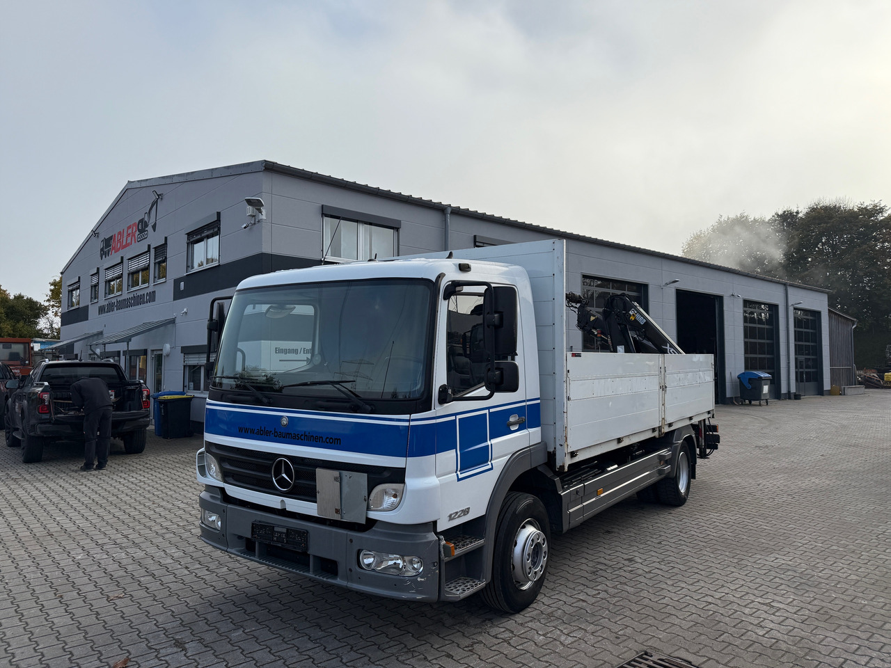 Камион со платформа, Камион со кран Mercedes-Benz 1228 Atego Pritsche+Kran Hiab 077 Funk Greifersteuerung: слика 6