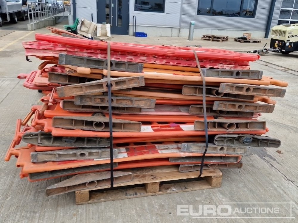 Градежна опрема Bundle of Plastic Pedestrian Saftey Barriers (3 of): слика 21