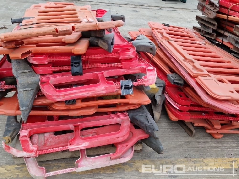 Градежна опрема Bundle of Plastic Pedestrian Saftey Barriers (3 of): слика 18