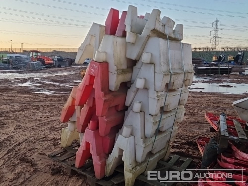 Градежна опрема Bundle of Water Filled Barriers (4 of), Bundle of Plastic Barriers (2 of): слика 10