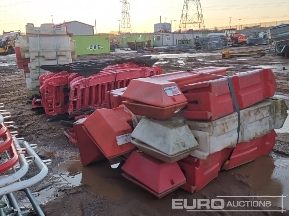 Градежна опрема Bundle of Water Filled Barriers (4 of), Bundle of Plastic Barriers (2 of): слика 6