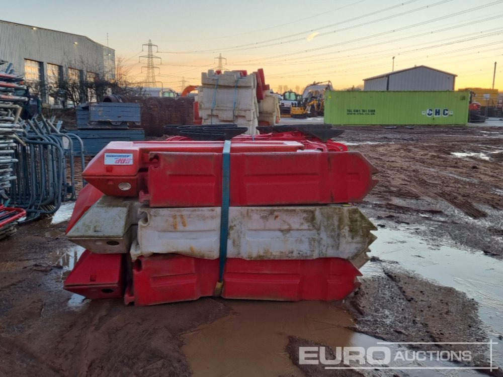 Градежна опрема Bundle of Water Filled Barriers (4 of), Bundle of Plastic Barriers (2 of): слика 7