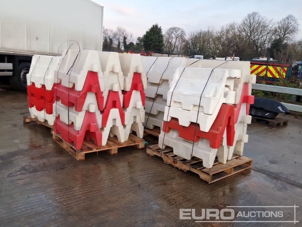 Градежна опрема Pallet of Water Filled Barriers (5 of): слика 7