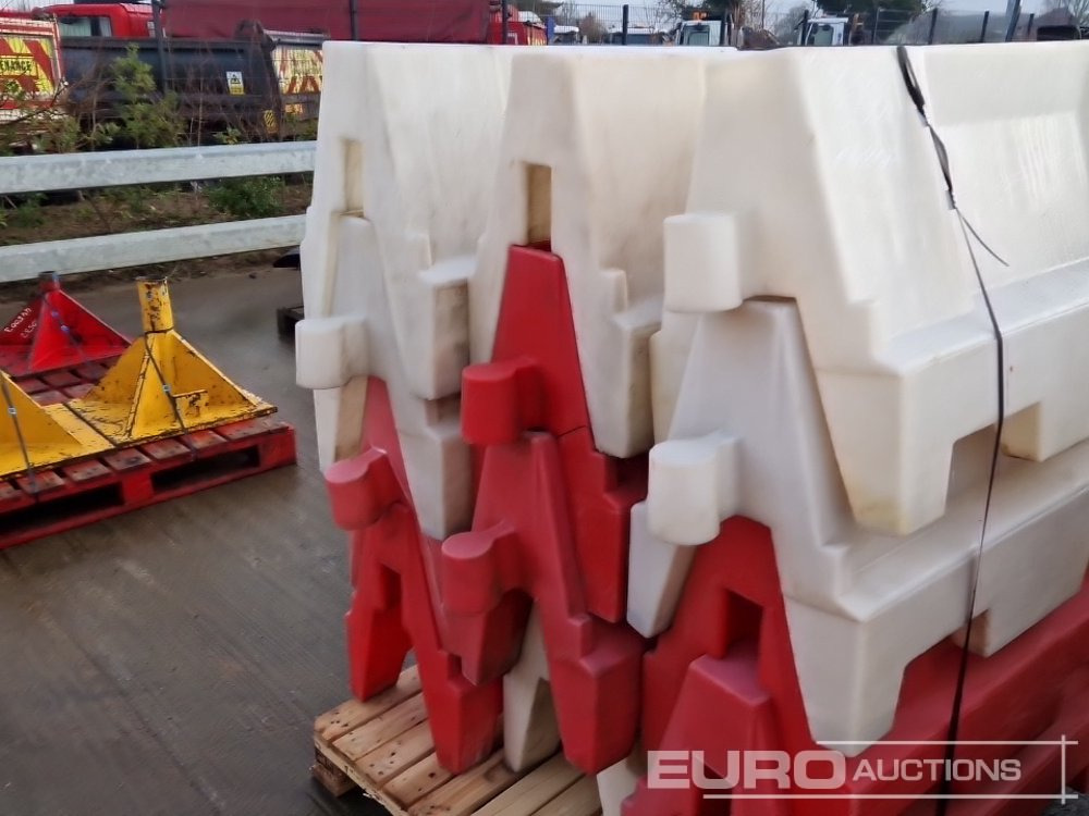 Градежна опрема Pallet of Water Filled Barriers (5 of): слика 12