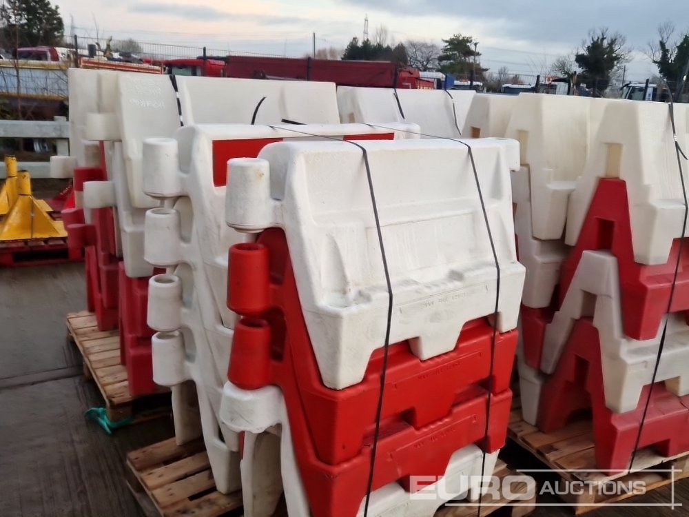 Градежна опрема Pallet of Water Filled Barriers (5 of): слика 14